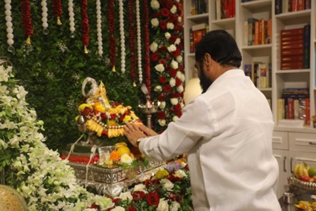 महाराष्ट्र गणेशोत्सव : मुख्यमंत्री दर्शन के लिए एंटीलिया भवन और शिवतीर्थ पहुंचे